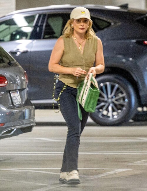 Hilary Duff at Whole Foods in Sherman Oaks 06 30 2023 4 1RYEceeb60b6a029ff4a