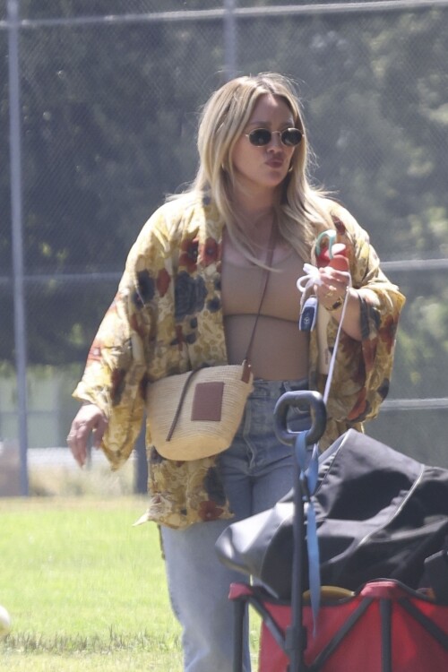 Hilary_Duff_at_the_park_in_Sherman_Oaks_08-02-2024__10_-MFPM01c63c38ef2d78d5