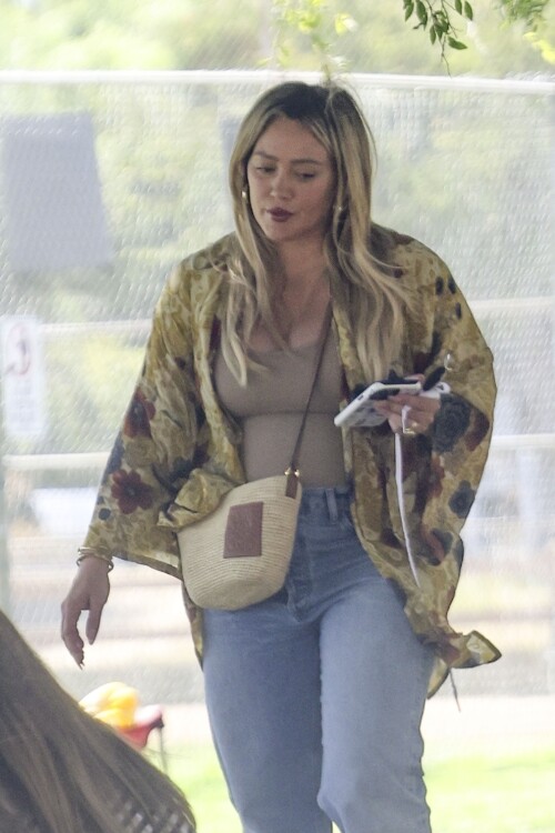 Hilary_Duff_at_the_park_in_Sherman_Oaks_08-02-2024__6_-HPIK605f4b8dd31d58a7