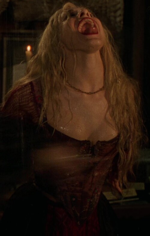 Hocus.Pocus.1993.2160p.4K.BluRay.x265.10bit.AAC5.1 YTS.MX frame at 35m59se249538aa41fd395