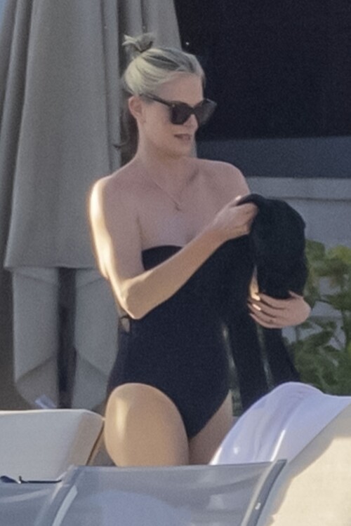 *PREMIUM-EXCLUSIVE* Los Cabos, MEXICO  - Charlize Theron was spotted on a Mexican beach with her mother Gerda and daughter August as she gears up to celebrate the New Year. The actress kept it stylish in a black long-sleeve top, a beige fedora, and black sunglasses while tossing rocks into the ocean while playing with August.**SHOT ON 12/28/24**Pictured: Charlize TheronBACKGRID USA 30 DECEMBER 2024 BYLINE MUST READ: HEM / BACKGRIDUSA: +1 310 798 9111 / usasales@backgrid.comUK: +44 208 344 2007 / uksales@backgrid.com*UK Clients - Pictures Containing ChildrenPlease Pixelate Face Prior To Publication*