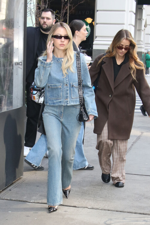 Sydney Sweeney, guest host of Saturday Night Live, spotted heading to 30 Rock in New YorkFeaturing: Sydney SweeneyWhere: New York, United StatesWhen: 27 Feb 2024Credit: Roger Wong/INSTARimages
