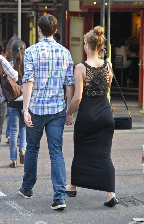 EXCLUSIVE PICTURE: MATRIXPICTURES.CO.UKPLEASE CREDIT ALL USESWORLD RIGHTSAmerican 'Hunger Games' actress Jennifer Lawrence is pictured out in London with her boyfriend, English actor Nicholas Hoult.Jennifer returns to her hotel to change quickly, then she and her beau slip out of the back door to avoid fans, and walk to the Duke Of York theatre in the West End. They move away from each other when they spot the photographer, then hold hands again later. MAY 23rd 2012REF: PSE 122045