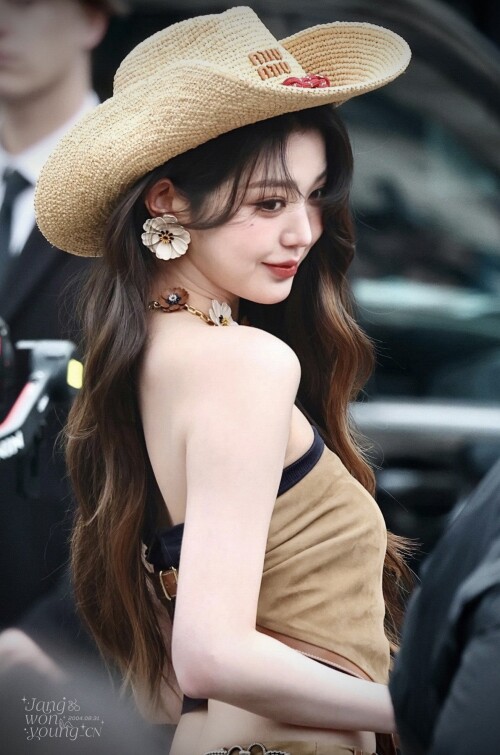 Jangwonyoung CN 1899744108698357903 13488a601c95b9097