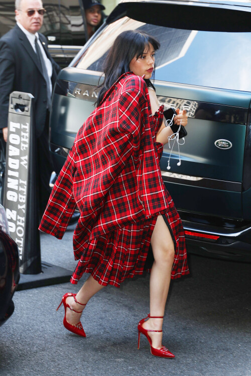 Jenna Ortega Out in New York 06 16 2024 13 f93a509afd595969