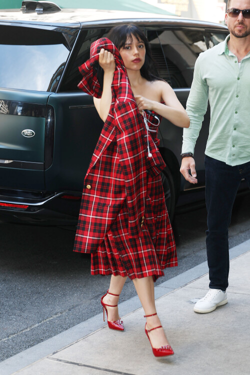 Jenna Ortega Out in New York 06 16 2024 17 c7f168327fee139e