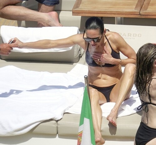 Jennifer_Connelly_in_Bikini_on_holiday_in_Capri_07-12-2023__24_6e64eec9ee5b9d93
