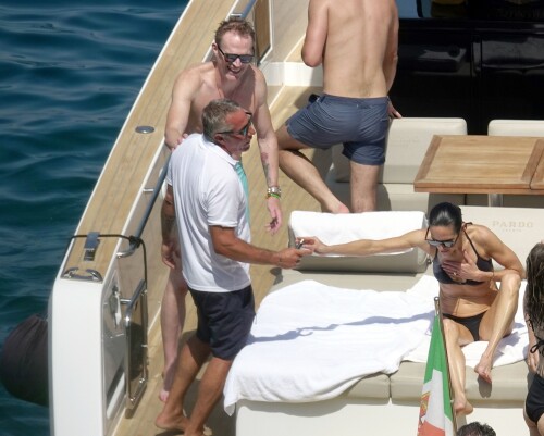 Jennifer_Connelly_in_Bikini_on_holiday_in_Capri_07-12-2023__29_0bef8731a0dec5dc