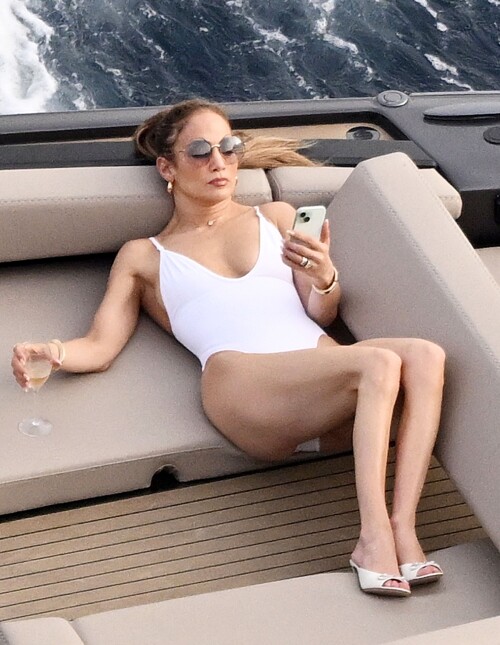 Jennifer Lopez 2024.06.21 0121a032696ee77ea7d