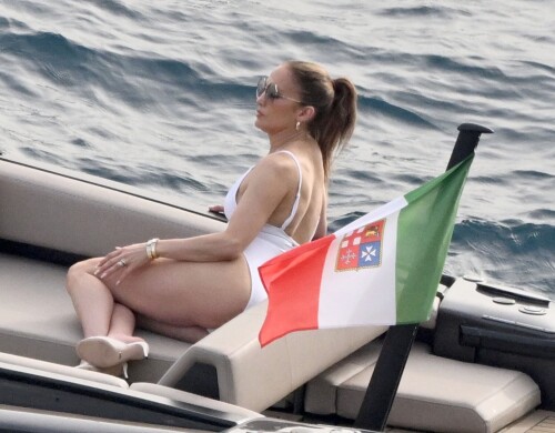 Jennifer Lopez 2024.06.21 028d50e739d1b04a72f