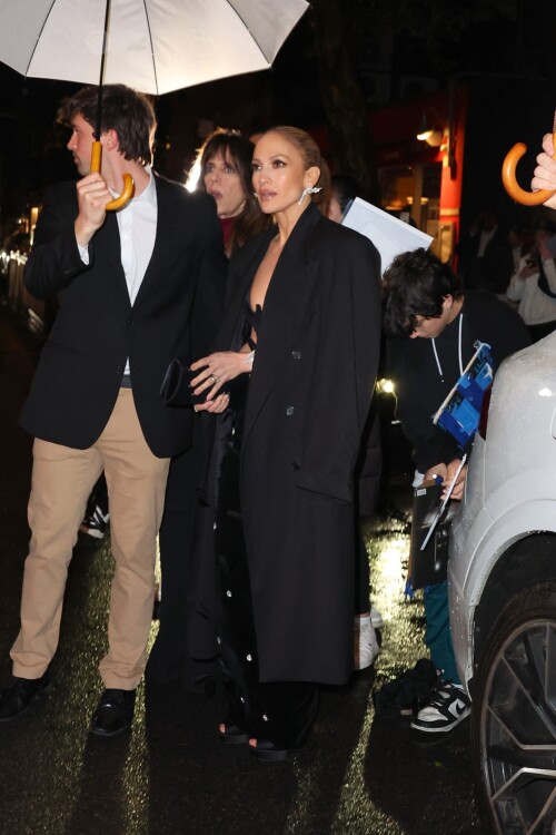Jennifer Lopez Arrives at Anna Wintour s Pre Met Gala dinner in New York 05 05 2024 51 d5cd158a6f460
