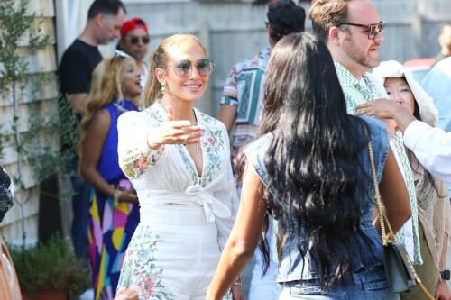 Jennifer Lopez Out for lunch in the Hamptons 07 21 2024 103 41ce887462386793