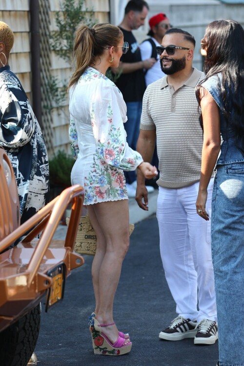 Jennifer Lopez Out for lunch in the Hamptons 07 21 2024 113 d34eb89af4dde536