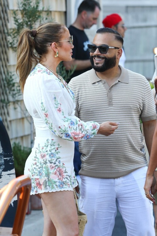 Jennifer Lopez Out for lunch in the Hamptons 07 21 2024 114 4decb5d187736a46