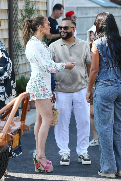 Jennifer Lopez Out for lunch in the Hamptons 07 21 2024 116 028ff3bb66b0c132