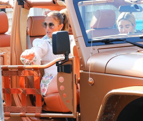 Jennifer Lopez Out for lunch in the Hamptons 07 21 2024 126 30a82e87e23fe34f