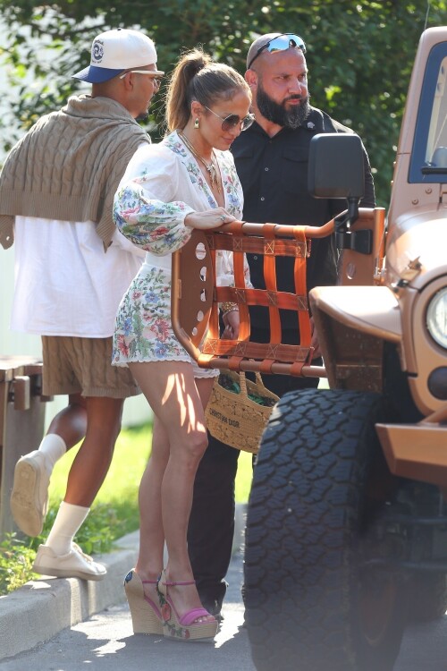 Jennifer Lopez Out for lunch in the Hamptons 07 21 2024 17 79390e8cdb8fb530