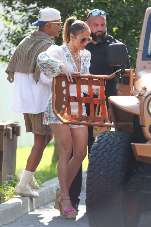 Jennifer Lopez Out for lunch in the Hamptons 07 21 2024 18 56a0d06c4c2bb67c