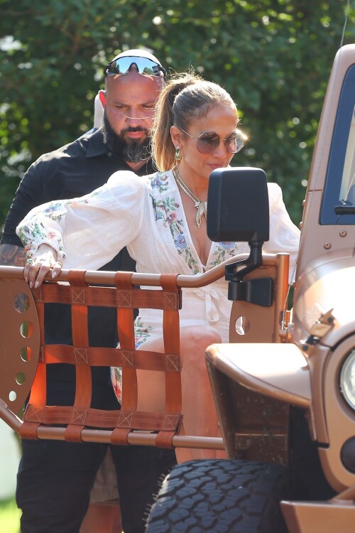 Jennifer Lopez Out for lunch in the Hamptons 07 21 2024 20 ffe51db474acdc6e