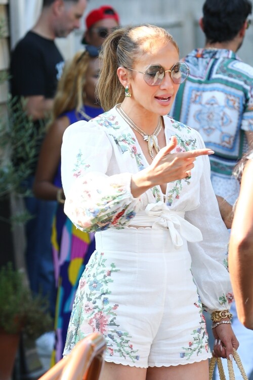 Jennifer Lopez Out for lunch in the Hamptons 07 21 2024 22 f4d0d9eb035c8c87