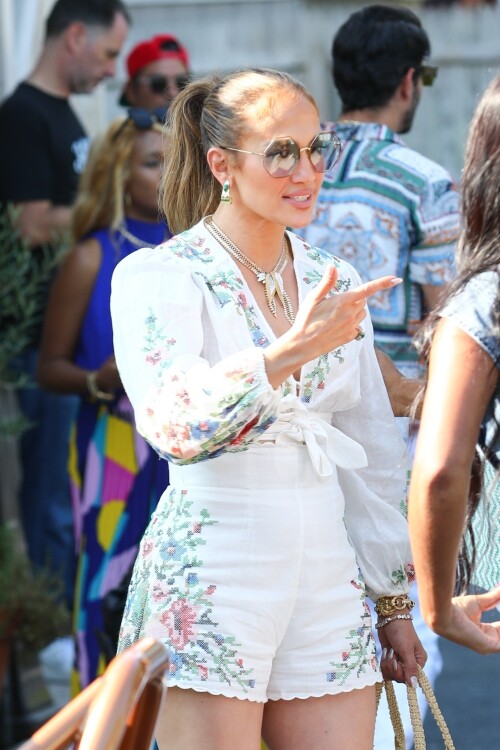 Jennifer Lopez Out for lunch in the Hamptons 07 21 2024 3 a964ee0934ce19f4