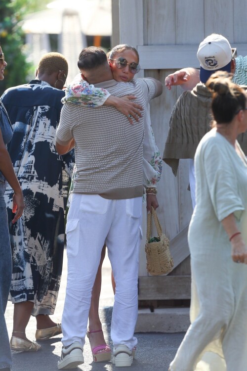 Jennifer Lopez Out for lunch in the Hamptons 07 21 2024 45 4404dde2ef03ac1d