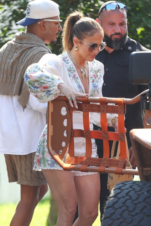 Jennifer Lopez Out for lunch in the Hamptons 07 21 2024 58 64fe2c9eee0bea5a
