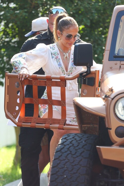 Jennifer Lopez Out for lunch in the Hamptons 07 21 2024 63 7f56b20fe0f5b299