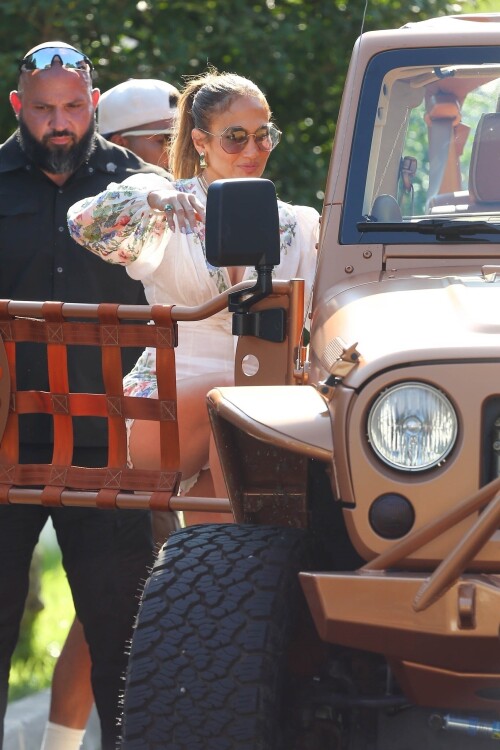 Jennifer Lopez Out for lunch in the Hamptons 07 21 2024 65 643c99d7e3f5c102