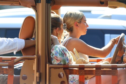 Jennifer Lopez Out for lunch in the Hamptons 07 21 2024 70 43fcd4e87cf02479