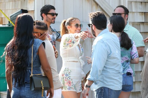 Jennifer Lopez Out for lunch in the Hamptons 07 21 2024 80 2cf6601b16e49819
