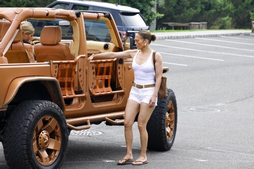 Jennifer Lopez Out in New York 07162024 110 c2ca897ecb247649