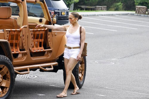 Jennifer Lopez Out in New York 07162024 133 f1b43bef95605a15