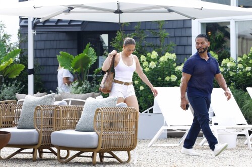 Jennifer Lopez Out in New York 07162024 32 02bd9e374874f19e
