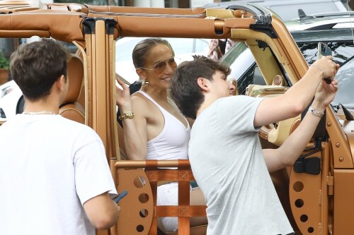 Jennifer Lopez Out in New York 07162024 37 7a386ea04316fac0