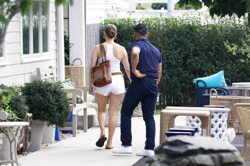 Jennifer Lopez Out in New York 07162024 65 0506475e3d97c4b8