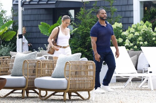 Jennifer Lopez Out in New York 07162024 98 282206a3da257fdf