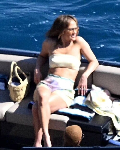 Jennifer Lopez in bikini top in vacation in Italy 06 20 2024 5 e1f82a4d875d084d