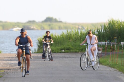 Jennifer Lopez on a bike ride in The Hamptons in New York 07 18 2024 120 2874f2eee719c8f2