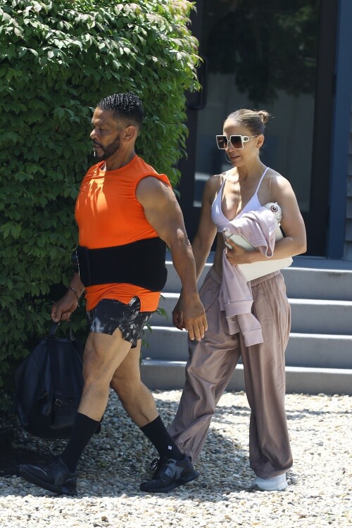 Jennifer Lopez out at Equinox in Bridgehampton in New York 07182024 13 c706bded6233ed57