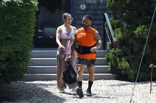 Jennifer Lopez out at Equinox in Bridgehampton in New York 07182024 66 8fbb7eab168827cf
