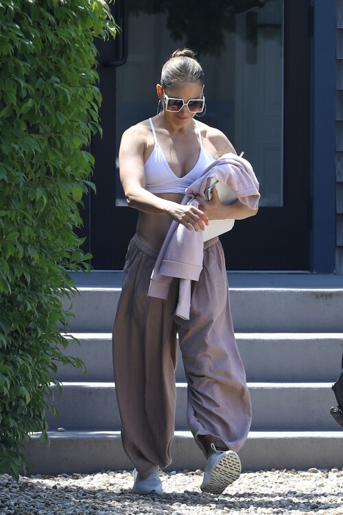 Jennifer Lopez out at Equinox in Bridgehampton in New York 07182024 8 fd7e54e014113c96