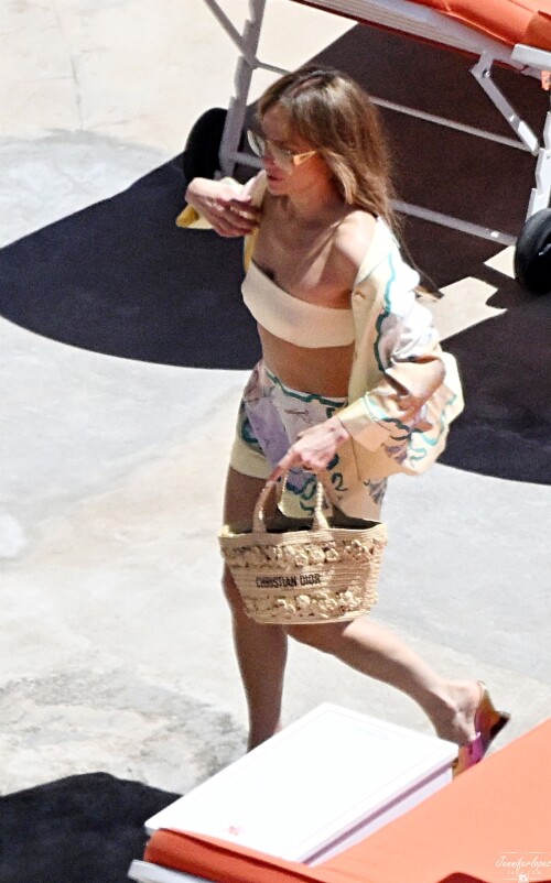 Jennifer Lopez out in Positano 06 18 2024 11 e258b727f6db3e8c