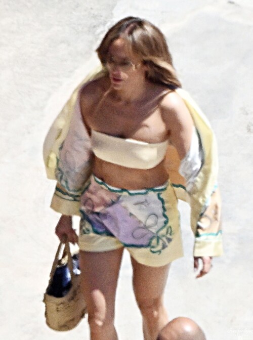 Jennifer Lopez out in Positano 06 18 2024 15 2c0a2022e9a31d88