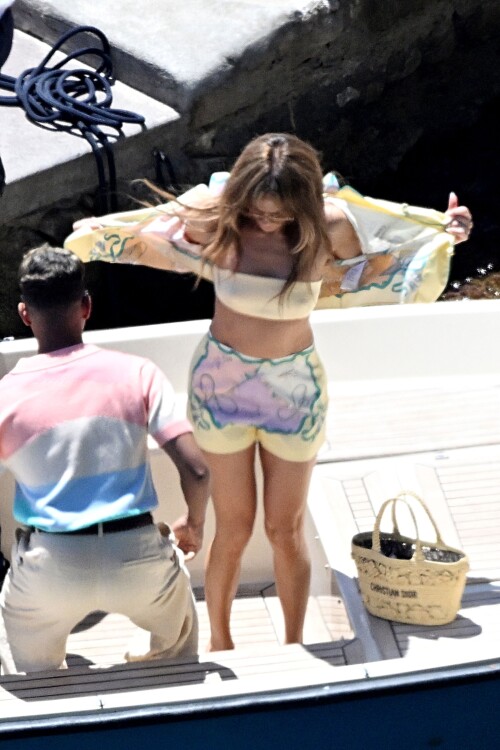 Jennifer Lopez out in Positano 06 18 2024 22 e677dbac8da72c4c