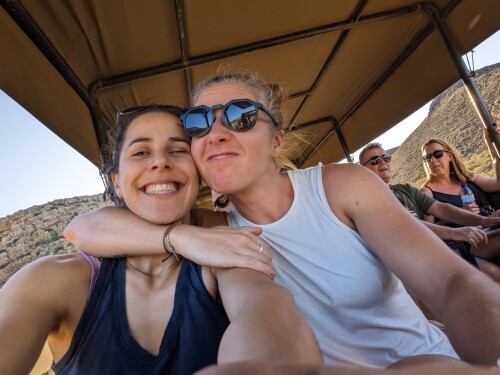 Jess and Maia selfie image x1000102cfa543304a7bd