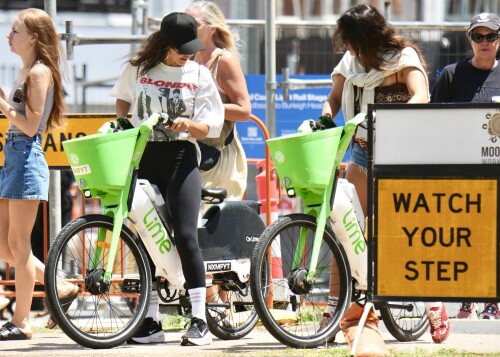 Jessica-Alba---Out-and-about-in-Gold-Coast-1083923539e7073ebc