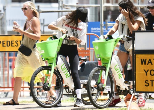 Jessica-Alba---Out-and-about-in-Gold-Coast-111816de9f280692dc