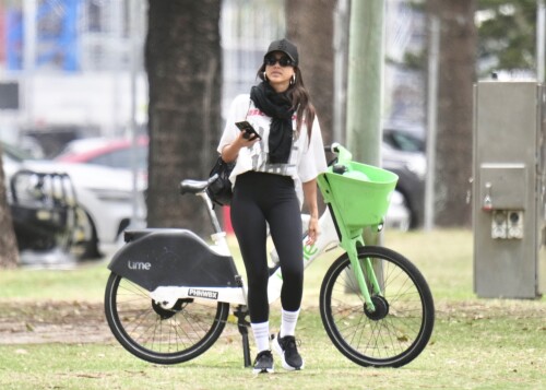 Jessica-Alba---Out-and-about-in-Gold-Coast-13fbbdb863c4dffa36