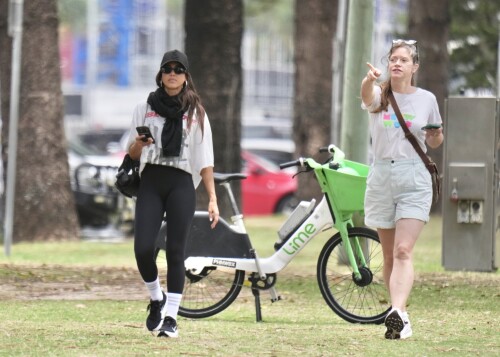 Jessica-Alba---Out-and-about-in-Gold-Coast-15df1d7c472f30ccc7